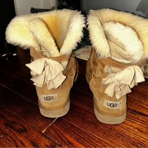 UGG Tan Boots with Shearling and Bows